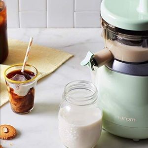 Huron pastel green slow juicer